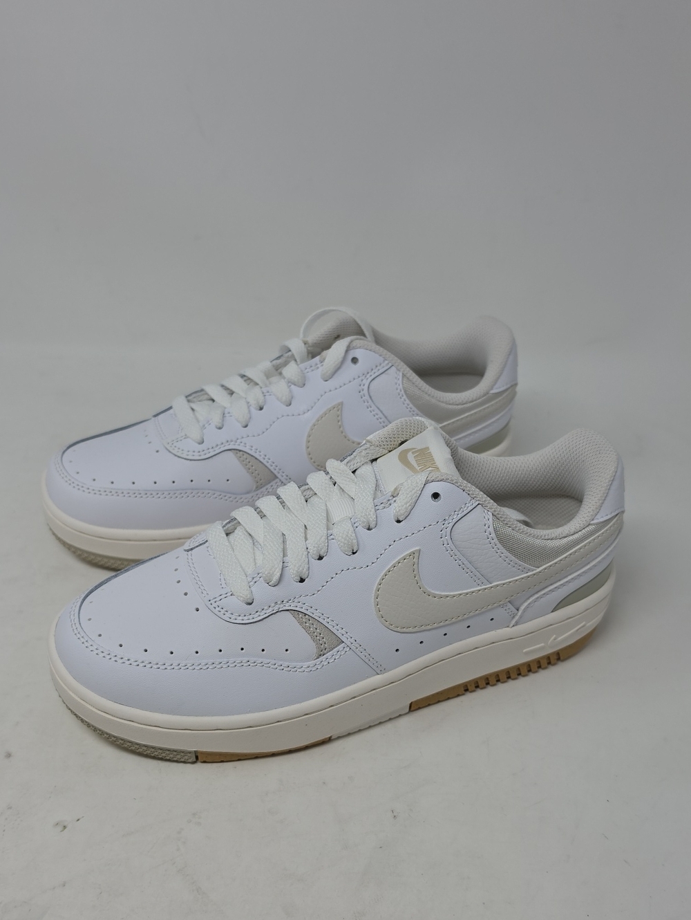 Nike Gamma Force Womens Classic White Low-Top Sneakers with Cream Accents Size 7
